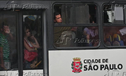 Passageiros lotam ônibus ilhado na