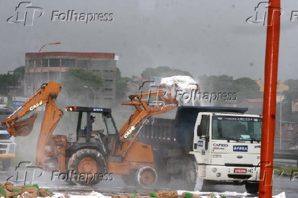 Caminhão que transportava farinha de