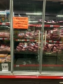 Supermercado em São Paulo tranca com cadeado geladeira de carnes