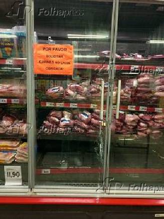 Supermercado em São Paulo tranca com cadeado geladeira de carnes