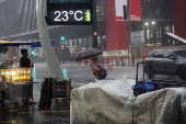 Pedestres enfrentam chuva e queda de temperatura em SP