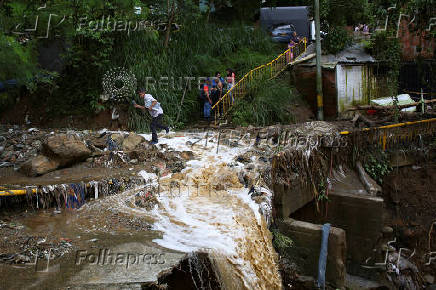 Heavy rain triggers mudslide in Medellin