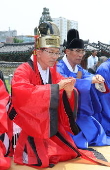 People Power candidate Kim Moon-soo pays tribute at King Suro tomb ahead of election