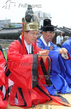 People Power candidate Kim Moon-soo pays tribute at King Suro tomb ahead of election