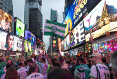 Torcedores do Palmeiras se reunem na Times Square em Nova York