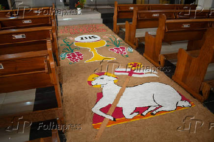 Tradicionais tapetes de Corpus Christi, feitos no corredor da igreja Santo André Apóstolo
