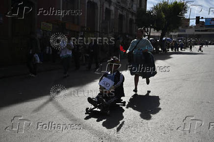 Bolivians compete with motorless cars, in La Paz