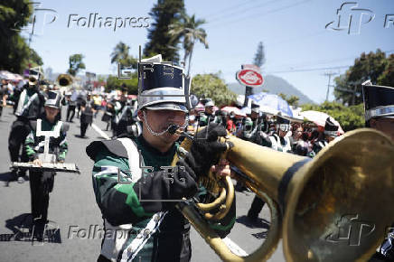 Desfile por las fiestas patronales en San Salvador