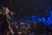 A cantora Gretchen durante show em uma casa noturna gay de São Paulo