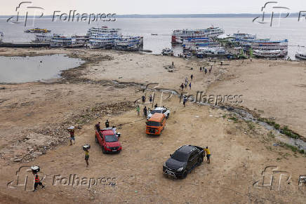 Carregadores movimentam mercadorias no Porto de Manaus