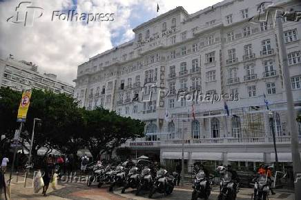 Fãs da cantora Lady Gaga, em frente ao hotel Copacabana Palace