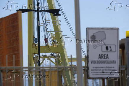 Floating crane arrives in Palermo for 'Bayesian' seabed recovery