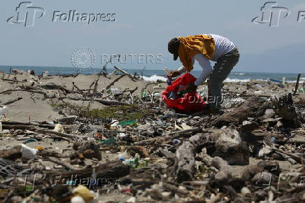 Atlantic Ocean protected from garbage by Ocean Cleanup barriers in Guatemala