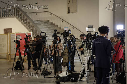 Imprensa aguarda fim de reunião com Tarcísio de Freitas