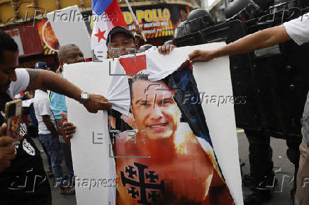 Sindicados protestan en Panamá por la visita de Peter Hegset al país
