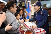 Democratic Party candidate Lee Jae-myung campaigns