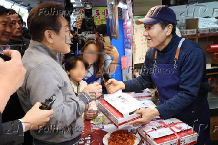 Democratic Party candidate Lee Jae-myung campaigns