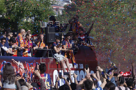 El Barcelona celebrar el triplete con una rúa por las calles de la ciudad