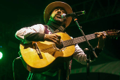Virada Cultural - Cantor e violeiro Xangai no palco da Sé