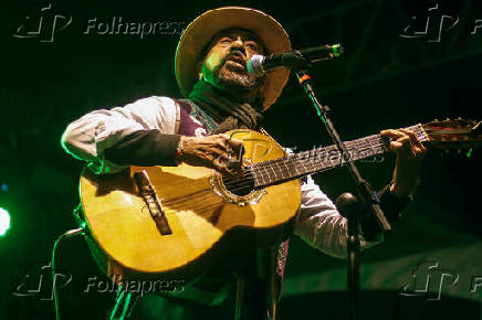 Virada Cultural - Cantor e violeiro Xangai no palco da Sé