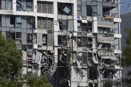 Iran launches wave of retaliatory strikes against Israel