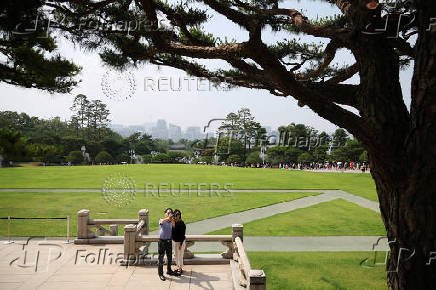 Tourists flock to the presidential Blue House before its closure