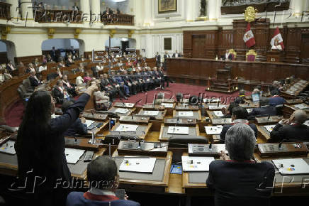 Boluarte lee discurso en medio del rechazo e incidentes con parlamentarios de izquierda