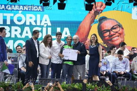 Lula entrega títulos de posse no Recife