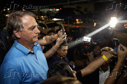 Jair Bolsonaro tira fotos com fãs na saída da pizzaria Charles pôs culto