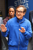 Jackie Chan é visto na região da Times Square na cidade de Nova York