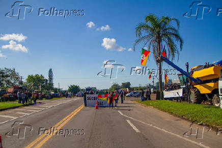 Agricultores bloqueiam ERS-287 em Venâncio Aires