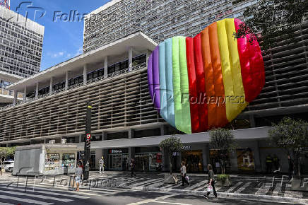 Fachada do Conjunto Nacional com decoração LGBT