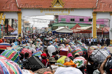 Cambodian migrant workers cross the border at Ban Laem Border Checkpoint in Chanthaburi to return to their home, ahead of a ceasefire talks in Malaysia on the deadly border conflict between Thailand and Cambodia