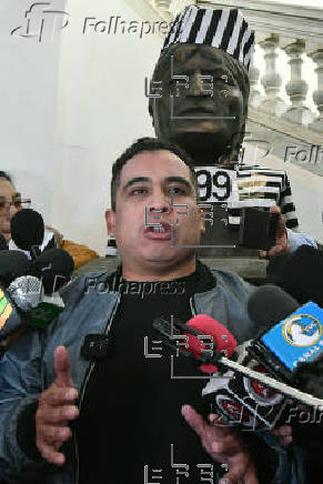 Diputado viste de reo el busto de Evo Morales en la Asamblea Legislativa de Bolivia