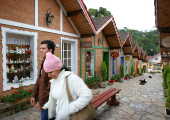Turistas caminham no Shopping Celeiro,