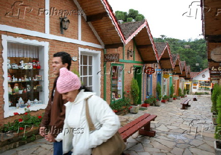 Turistas caminham no Shopping Celeiro,