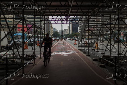 Montagem do palco para o reveillon 2016-2017 na avenida Paulista