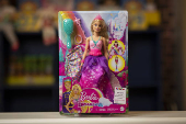 A versão clássica da boneca Barbie, loira e magra