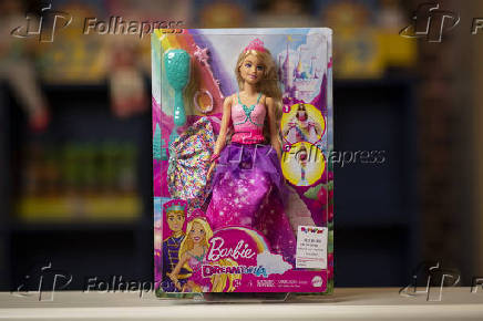 A versão clássica da boneca Barbie, loira e magra