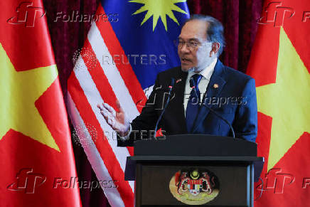 The Prime Minister of Vietnam meets his Malaysian counterpart during his visit to Malaysia