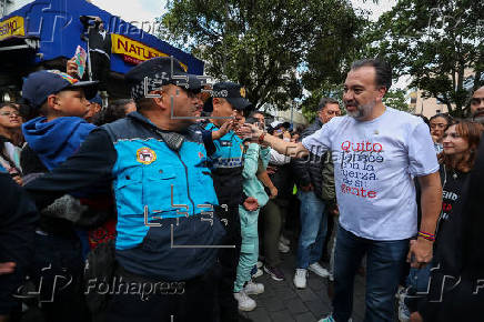 Simpatizantes muestran apoyo al alcalde de Quito, Pabel Muñoz