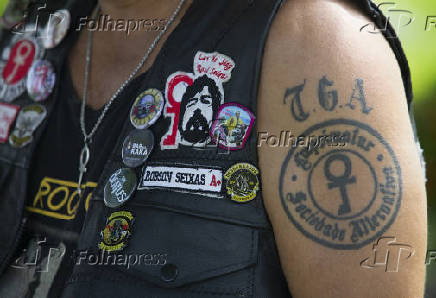 Fãs de Raul Seixas visitam o túmulo do cantor em Salvador