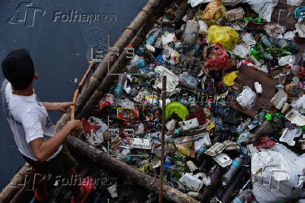 Manila orders cleanup of waterways after health emergency