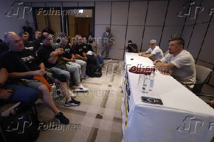 Oleksandr Usyk meets Ukrainian war veterans ahead of his fight against Daniel Dubois