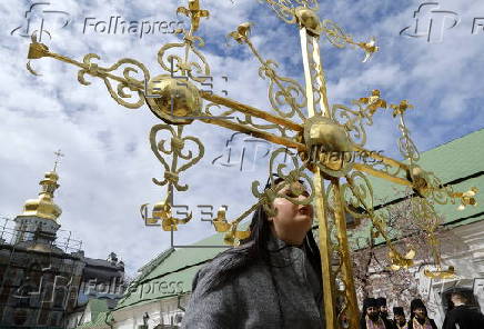 Installation of the cross on Kyiv's Trinity Gate Church after restorarion