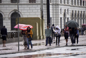 Pedestres enfrentam chuva moderada na região central e SP