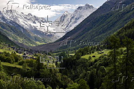 Swiss village almost buried after collapse of glacier