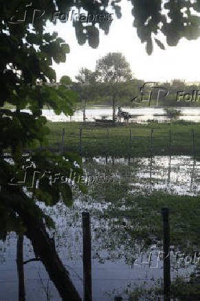 Rio Sumaúma inunda fazendas