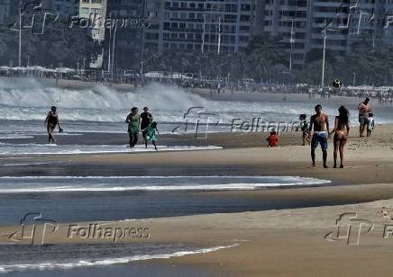 Ressaca na praia do Leme no Rio de Janeiro