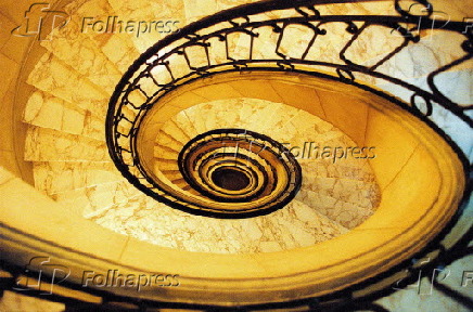 Escada caracol em mármore no hotel
